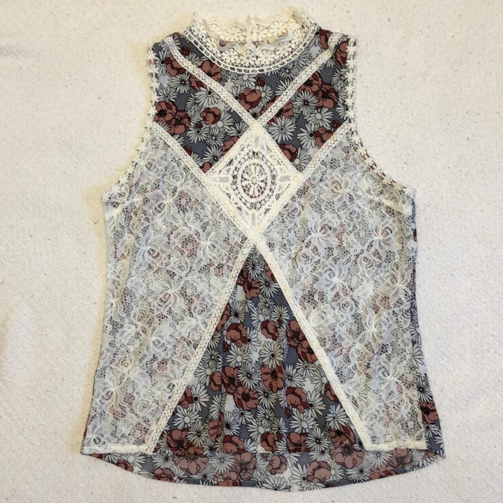 Entro lace detail top